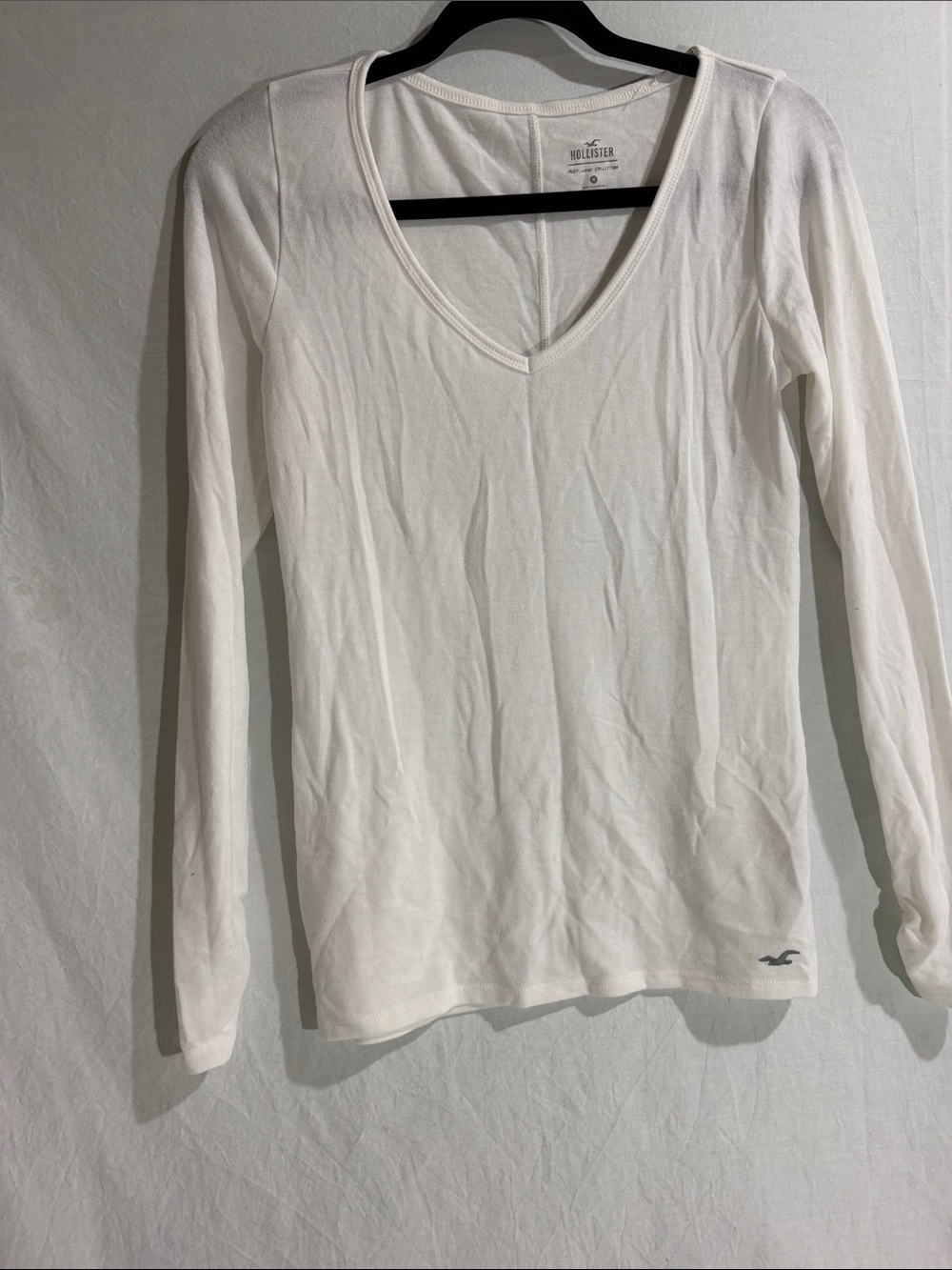 Hollister Women's White V-Neck Long Sleeve Tee